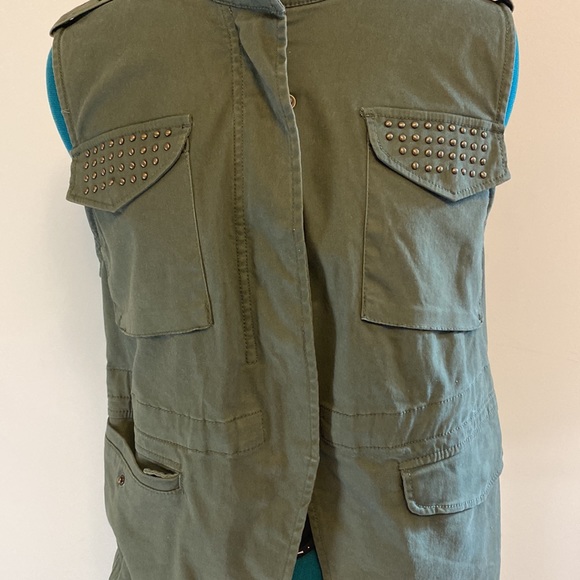 Medium army green cargo vest with zipper or button down option and four pockets - Picture 4 of 10